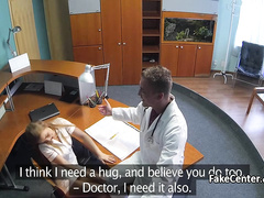 Девчонка из регистратуры занимается сексом с врачом-казановой на столе