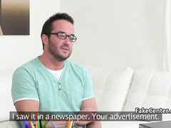 Пухлый женатик получает минет от горячей девушки-агента на кастинге