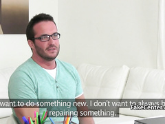 Пухлый женатик получает минет от горячей девушки-агента на кастинге