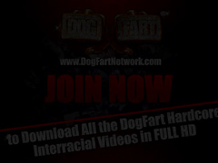 Смазливая грудастая блондинка засовывает черный конец в рот и жопу глорихоле