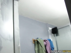 Черные парни трахают в групповухе пару белых лесбиянок