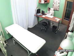 Пациентка развлекается жестким сексом с доктором на приеме