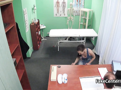 Пациентка развлекается жестким сексом с доктором на приеме