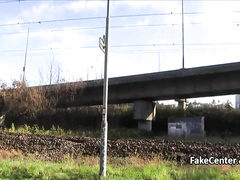 Рыжая чешка в ожидании поезда трахнулась за деньги и получила удовольствие от этого