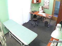 Врачиха проверяет половой член пациента жестким сексом на рабочем месте