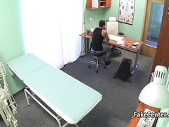 Врачиха проверяет половой член пациента жестким сексом на рабочем месте