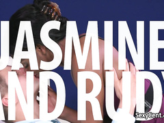 Губастенькая негритянка приглашает в гости белого парня для жаркого межрасового секса