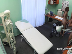 Медсестра вовсю трахается с хлопцем с кривым членом на приеме