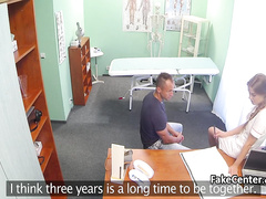 Медсестра вовсю трахается с хлопцем с кривым членом на приеме