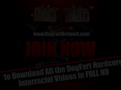 Черный здоровяк трахает белую симпатичную девушку большим пенисом во время деловой встречи