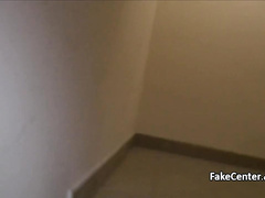 Брюнетка после занятий по карате сосет член парня в подъезде и порется с ним догги-стайл