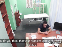 Парень масон трахает блондинку из иллюминатов в рабочем кабинете больницы