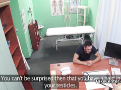 Парень масон трахает блондинку из иллюминатов в рабочем кабинете больницы