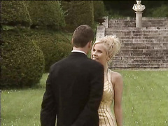 Молодой лорд зажигает в постели с простолюдинкой