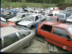 Секс на кладбище автомобилей