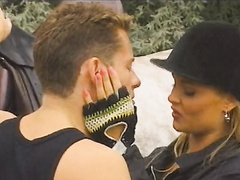 Инструктор дает за щеку красивой наезднице