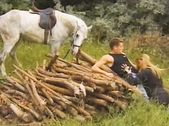 Инструктор дает за щеку красивой наезднице