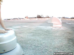 Засадил попутчице на свежем воздухе