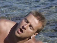 Трах на берегу океана с русалкой