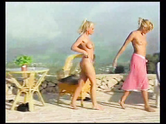 Келли Трамп с подругой и мужик с большим членом на природе