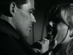 Отымел испуганную блондинку в подворотне