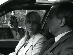 Отымел испуганную блондинку в подворотне