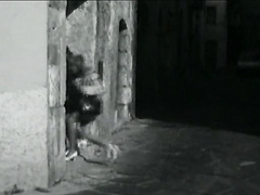 Отымел испуганную блондинку в подворотне