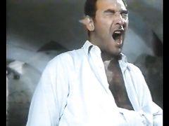 Красавица избегает допроса предложив свою попу