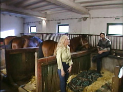 Групповой ретро секс с конюхом и его другом