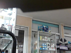 Две девушки сосут член в магазине