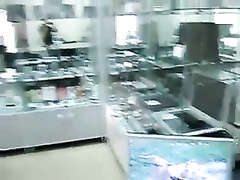 Дружок слил сперму в рот продавщицы салона сотовой связи