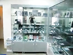 Дружок слил сперму в рот продавщицы салона сотовой связи