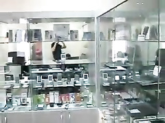 Дружок слил сперму в рот продавщицы салона сотовой связи