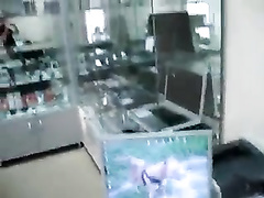 Дружок слил сперму в рот продавщицы салона сотовой связи