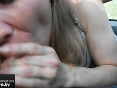 Женщина-инструктор сосет у курсанта