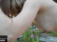 Секс на фоне разрушенной деревни