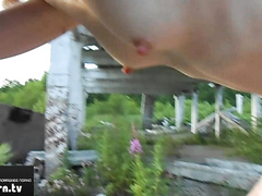 Секс на фоне разрушенной деревни