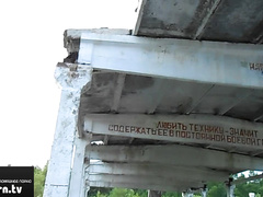 Секс на фоне разрушенной деревни