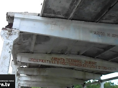 Секс на фоне разрушенной деревни