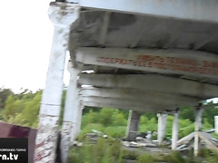 Секс на фоне разрушенной деревни