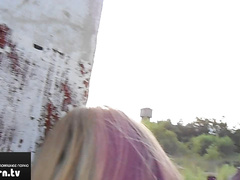 Секс на фоне разрушенной деревни