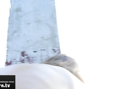 Секс на фоне разрушенной деревни