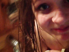 У юной шлюшки начались месячные