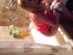 У юной шлюшки начались месячные