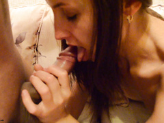 Чужая женушка учится делать минет