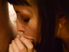 Чужая женушка учится делать минет