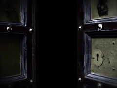 Белокурая дама дрочит огромный член