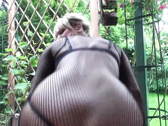 Блондинка соблазняет старого знакомого в парке