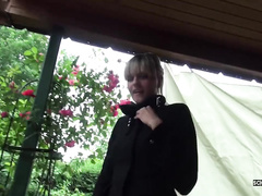 Блондинка соблазняет старого знакомого в парке