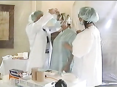 Две медсестры и хирург балуются фистингом и золотым дождем